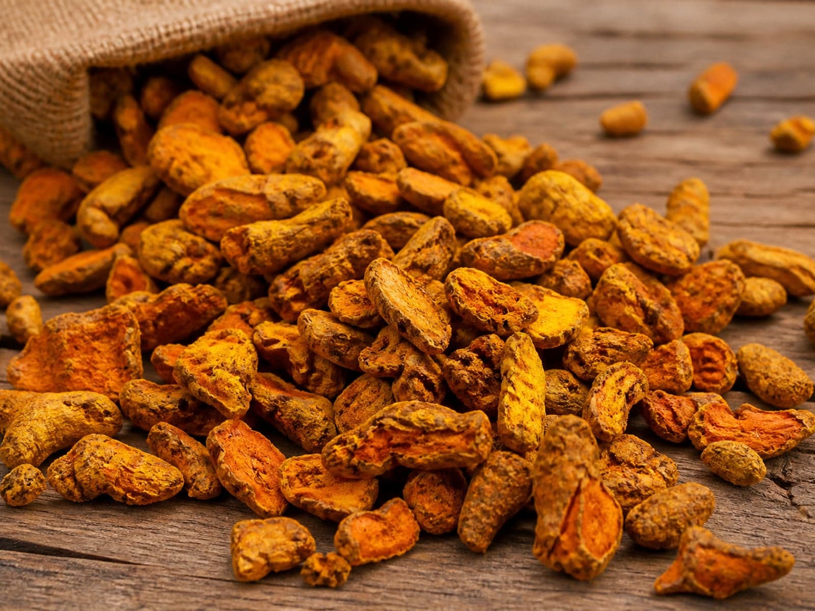 Broken turmeric tukdi for wholesale grinding supply